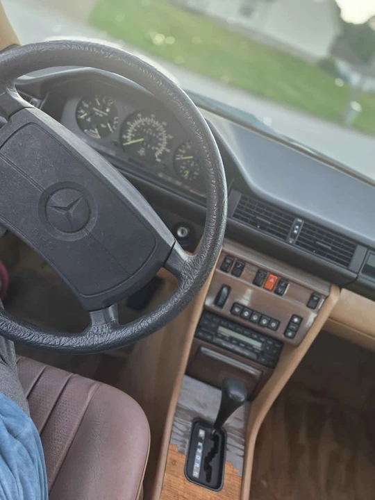 1988 Mercedes-Benz W124 E-Class - Image 10 of 12