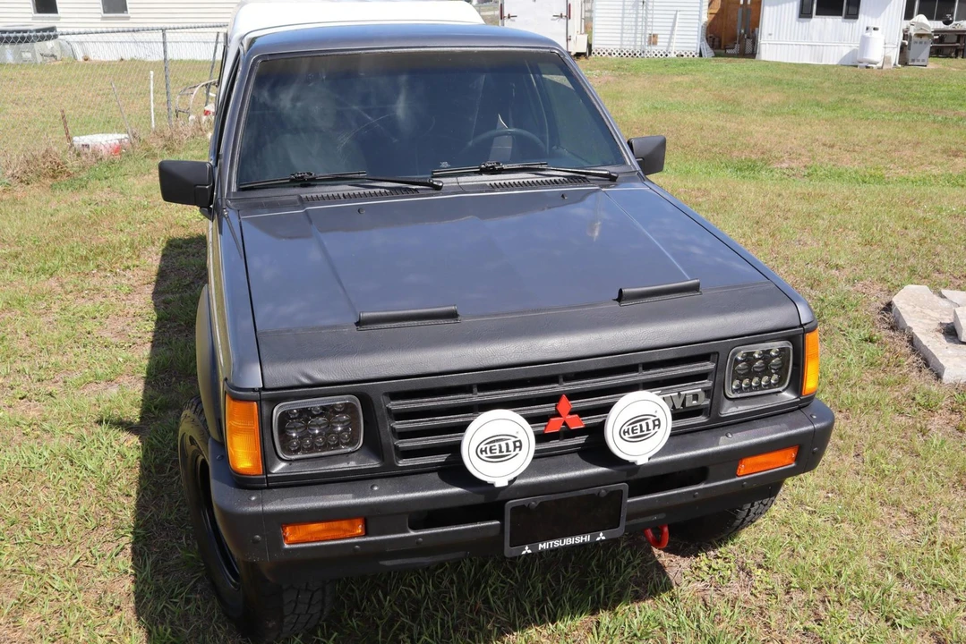 1988 Mitsubishi Triton 2nd Gen - Image 2 of 5