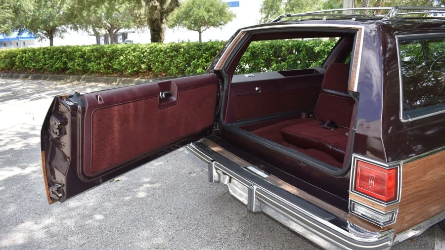 1988 Oldsmobile Custom Cruiser - Image 12 of 31