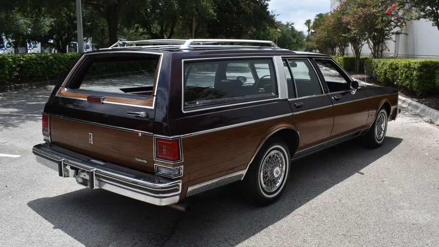 1988 Oldsmobile Custom Cruiser - Image 17 of 31