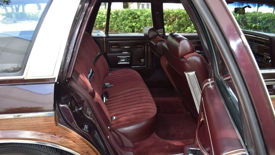 1988 Oldsmobile Custom Cruiser - Image 28 of 31