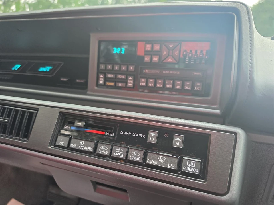 1988 Oldsmobile Cutlass Supreme - Image 26 of 31