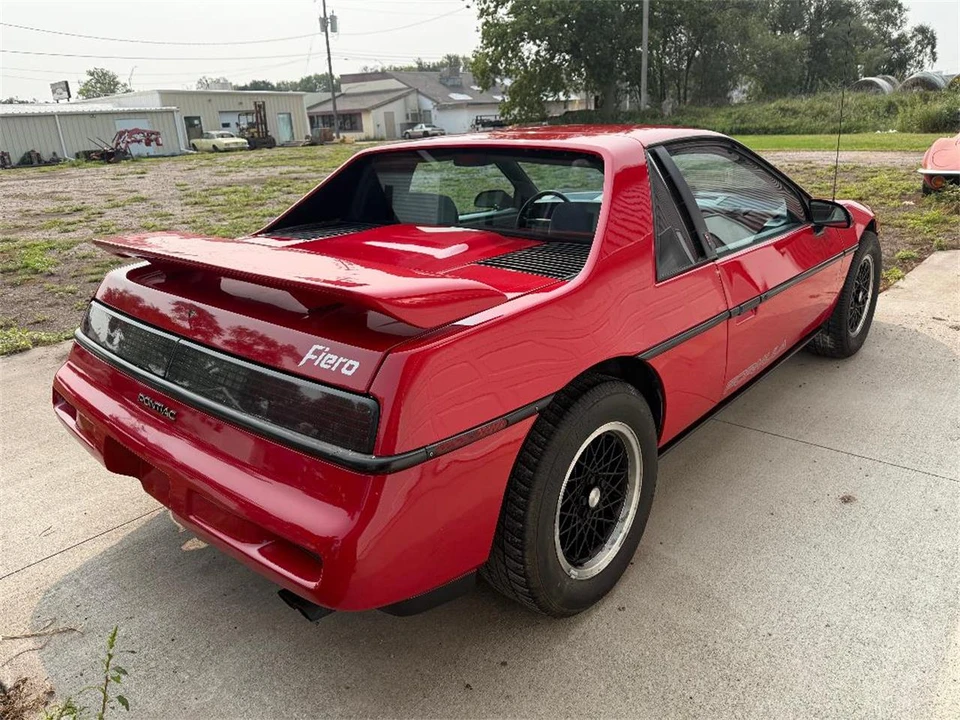 1988 Pontiac Fiero - Image 5 of 31