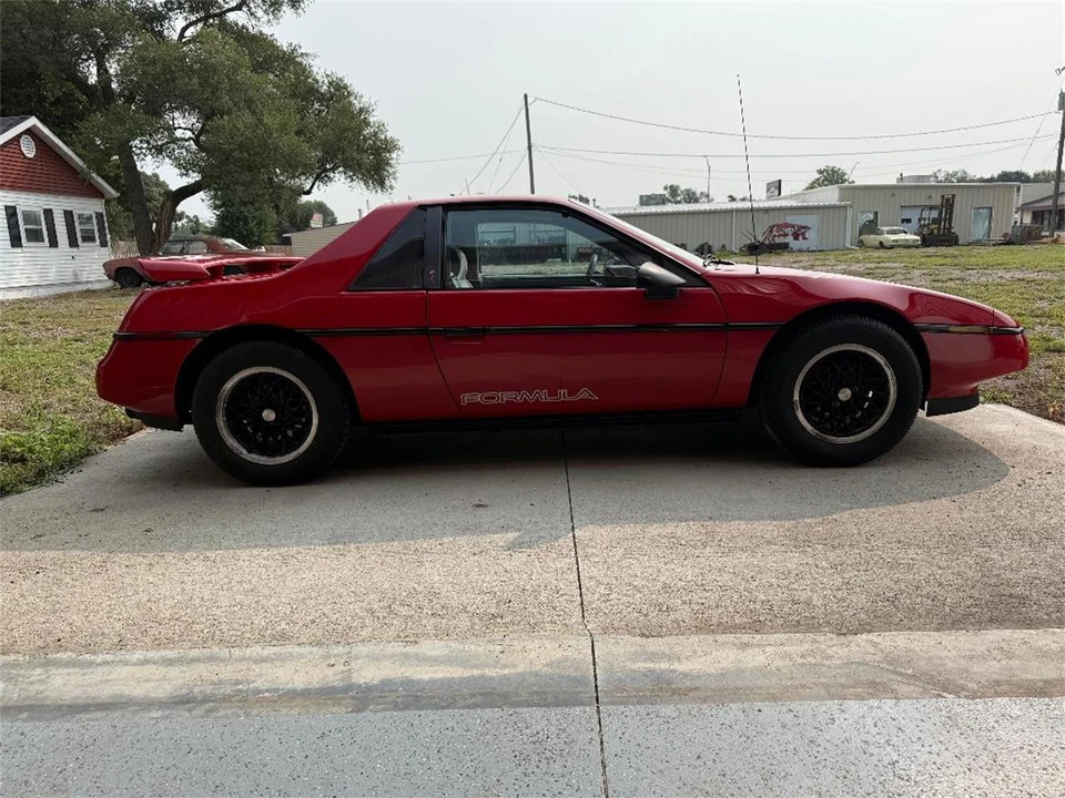 1988 Pontiac Fiero - Image 9 of 31
