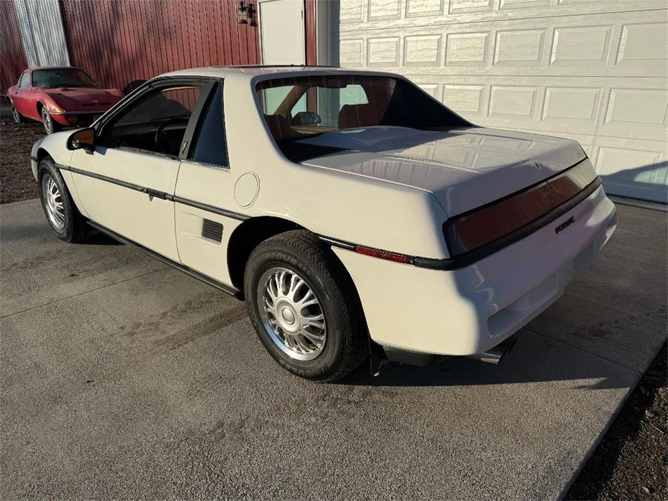 1988 Pontiac Fiero - Image 2 of 27