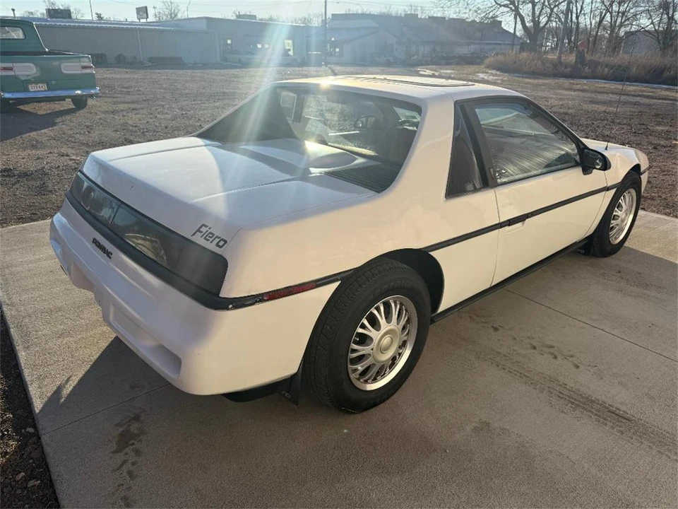 1988 Pontiac Fiero - Image 4 of 27