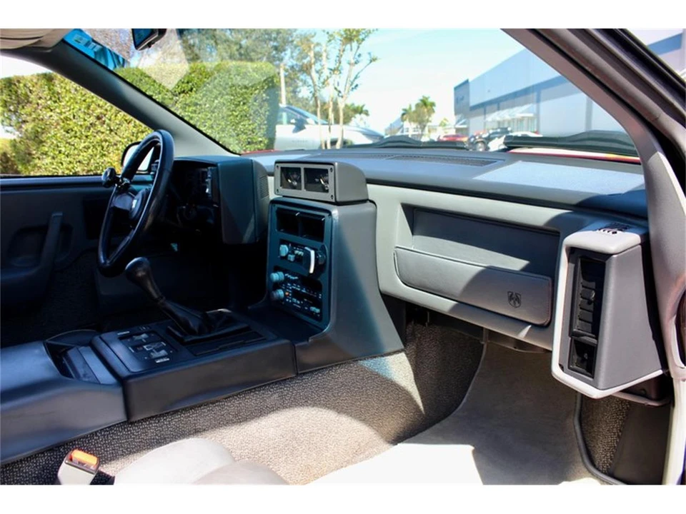 1988 Pontiac Fiero - Image 27 of 31