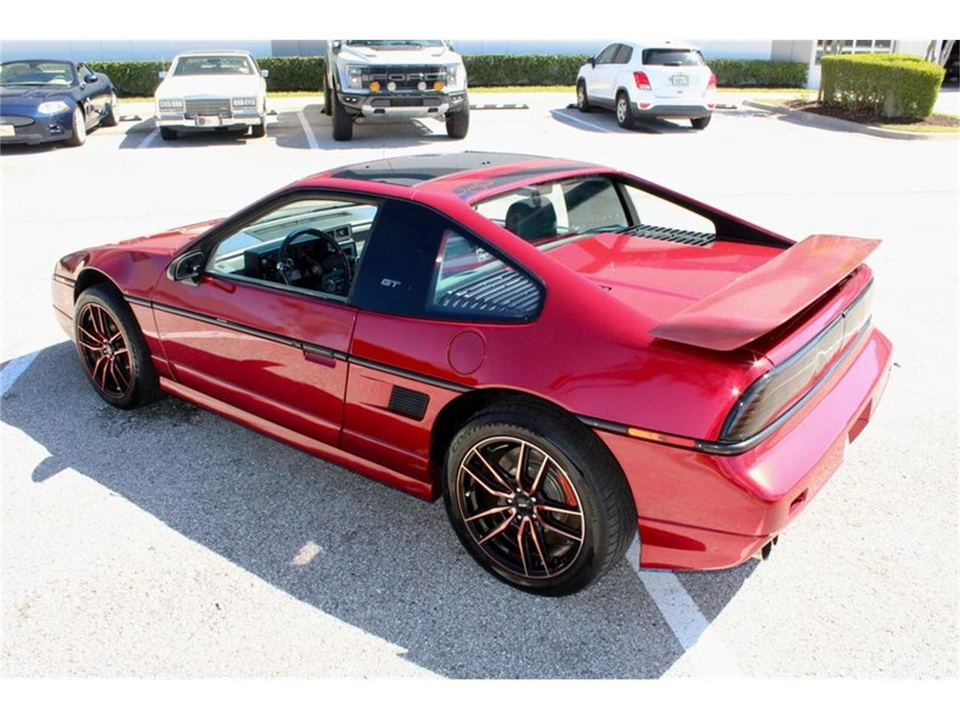 1988 Pontiac Fiero - Image 21 of 31