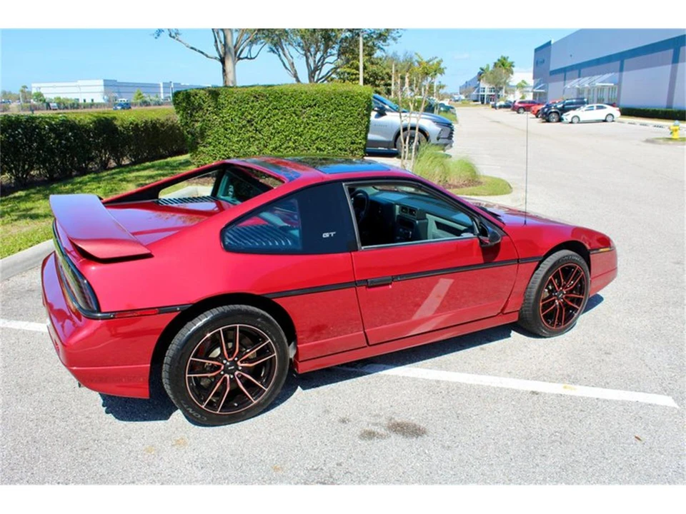 1988 Pontiac Fiero - Image 13 of 31