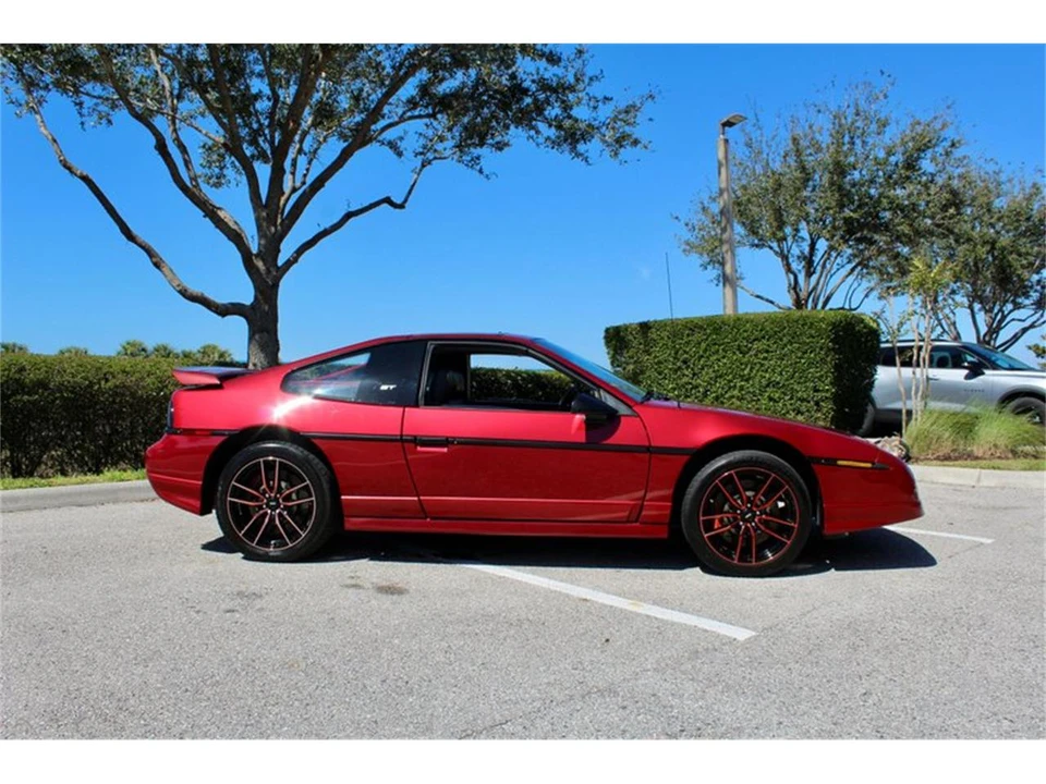 1988 Pontiac Fiero - Image 2 of 31