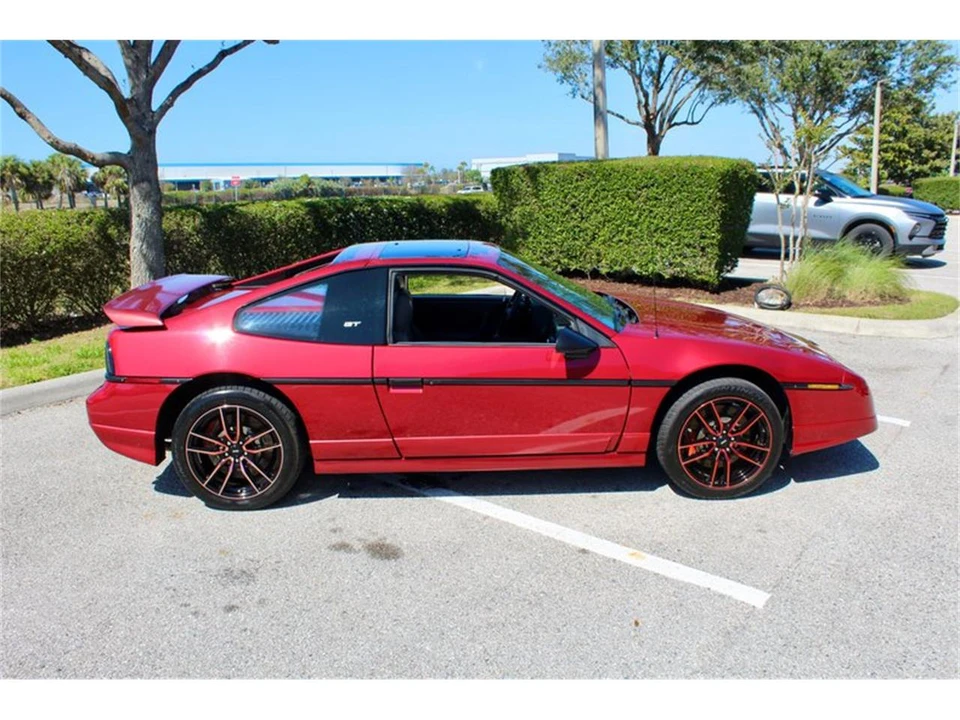 1988 Pontiac Fiero - Image 14 of 31