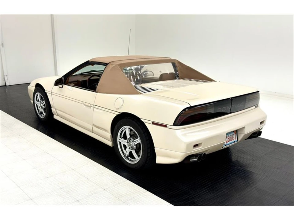 1988 Pontiac Fiero - Image 6 of 31