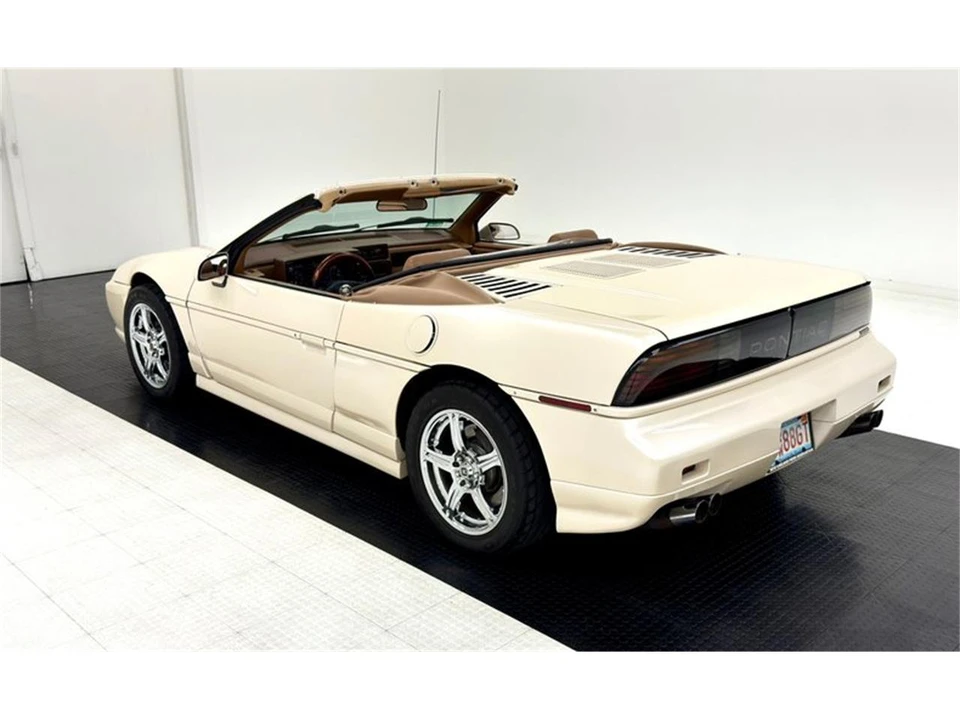 1988 Pontiac Fiero - Image 7 of 31