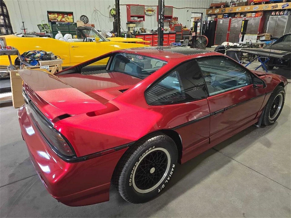 1988 Pontiac Fiero - Image 14 of 31
