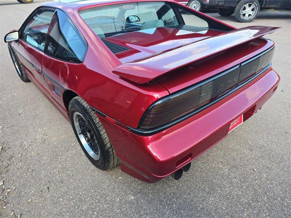 1988 Pontiac Fiero - Image 25 of 31