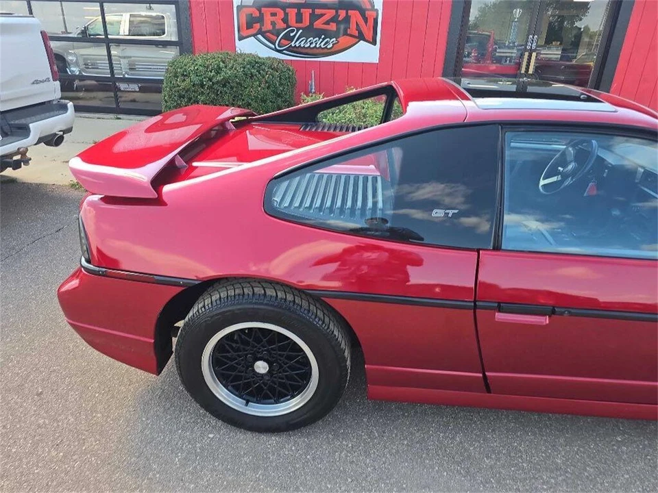 1988 Pontiac Fiero - Image 22 of 31
