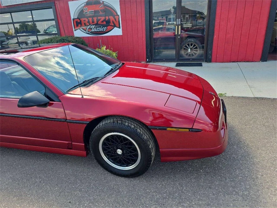 1988 Pontiac Fiero - Image 17 of 31