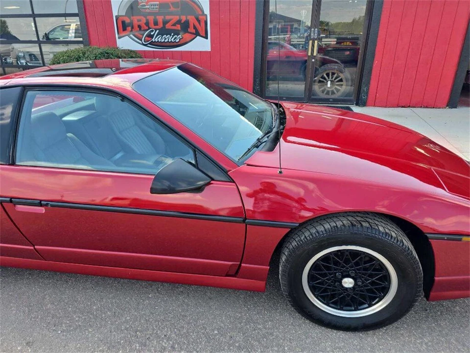 1988 Pontiac Fiero - Image 19 of 31