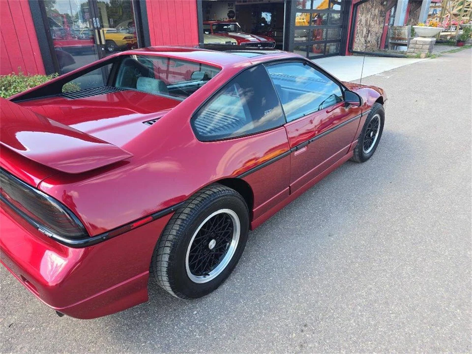 1988 Pontiac Fiero - Image 21 of 31