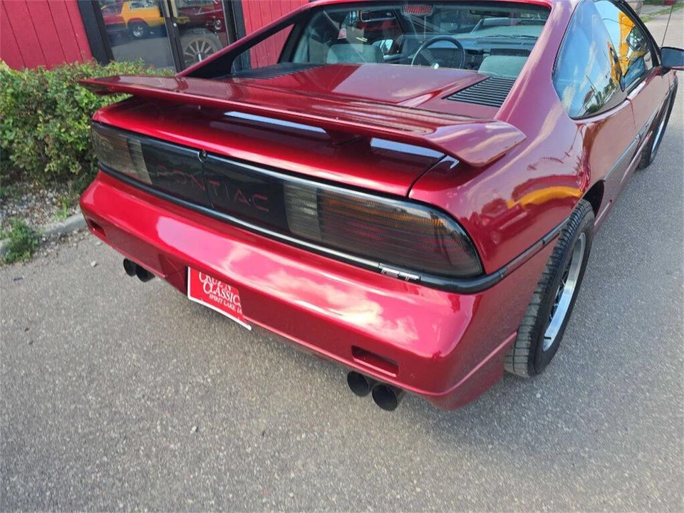 1988 Pontiac Fiero - Image 24 of 31