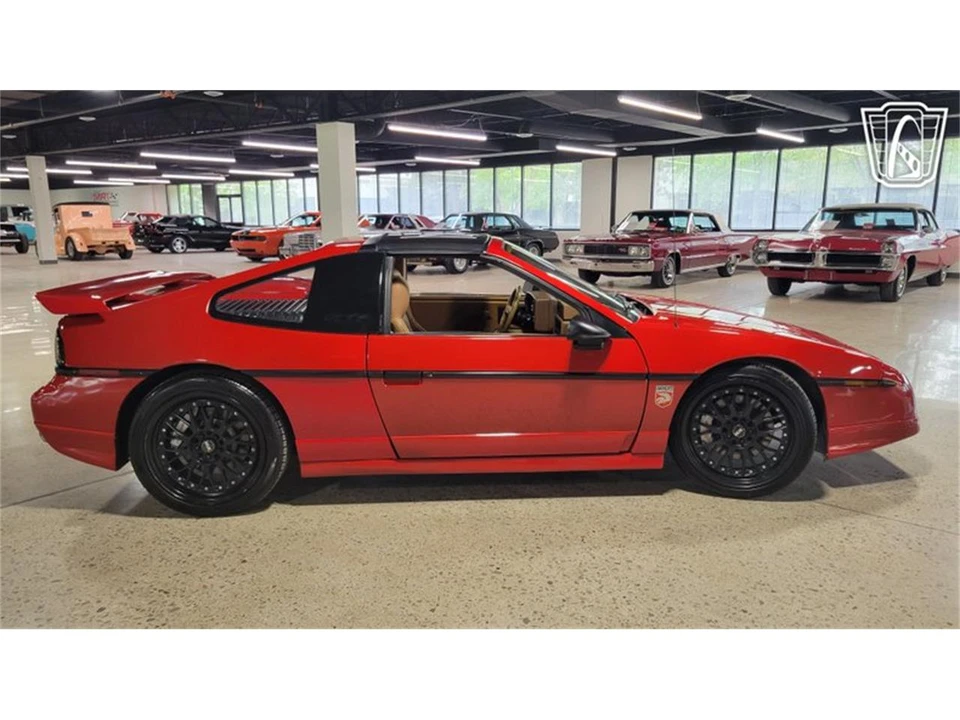 1988 Pontiac Fiero - Image 22 of 31