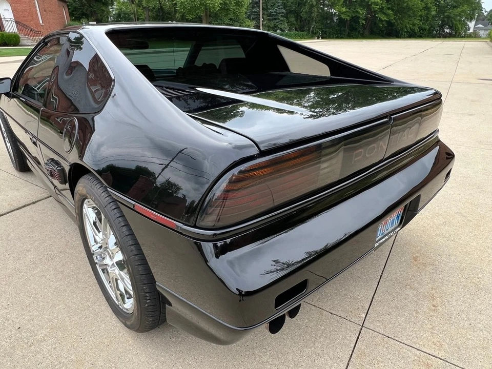 1988 Pontiac Fiero - Image 25 of 31