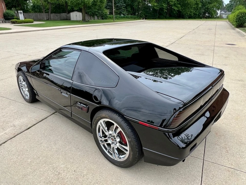 1988 Pontiac Fiero - Image 14 of 31