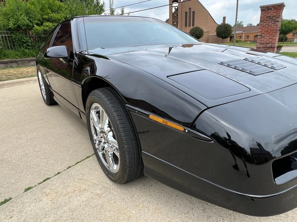 1988 Pontiac Fiero - Image 22 of 31
