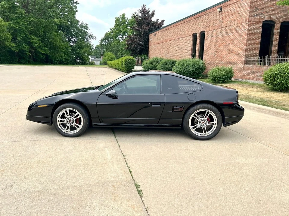 1988 Pontiac Fiero - Image 8 of 31