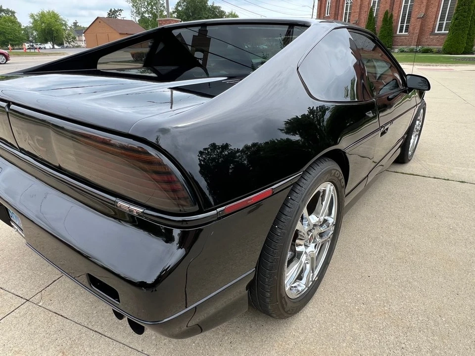1988 Pontiac Fiero - Image 23 of 31