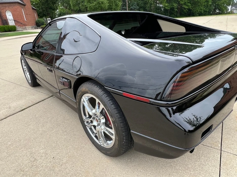 1988 Pontiac Fiero - Image 26 of 31