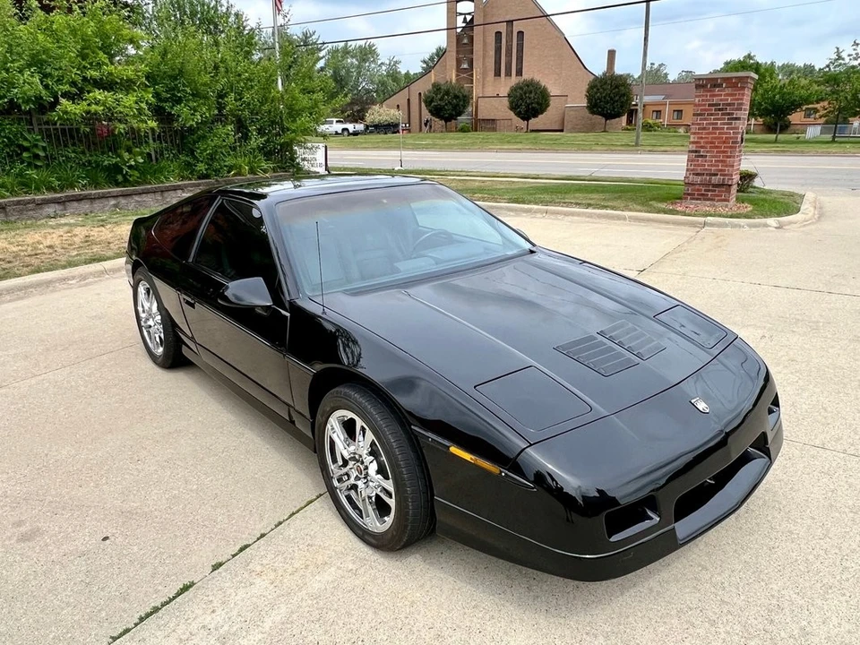 1988 Pontiac Fiero - Image 11 of 31