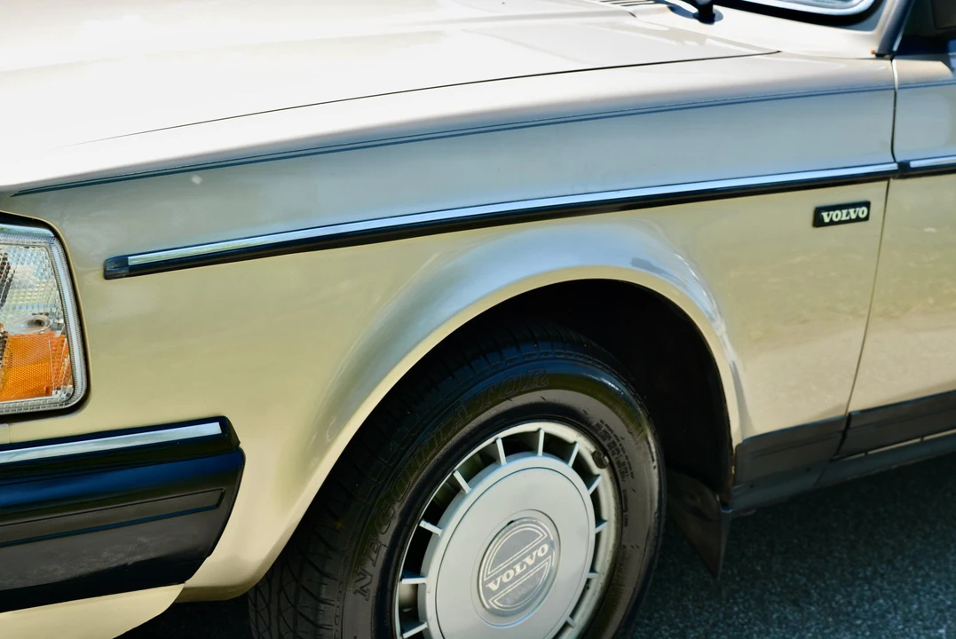 1988 Volvo 244 - Image 16 of 31
