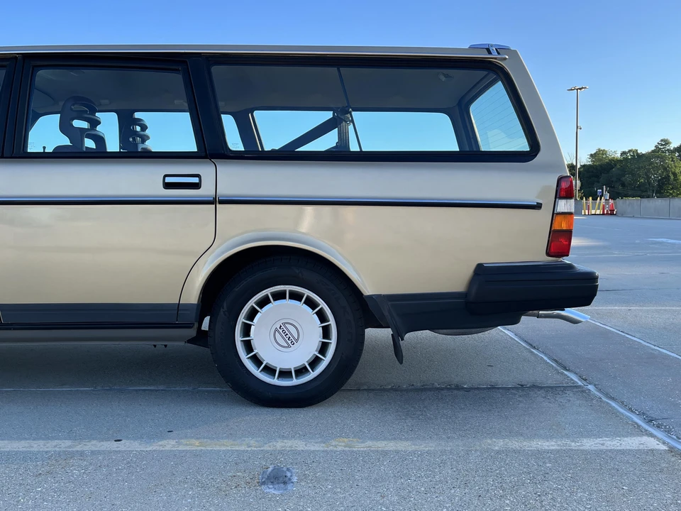 1988 Volvo 245 - Image 18 of 31