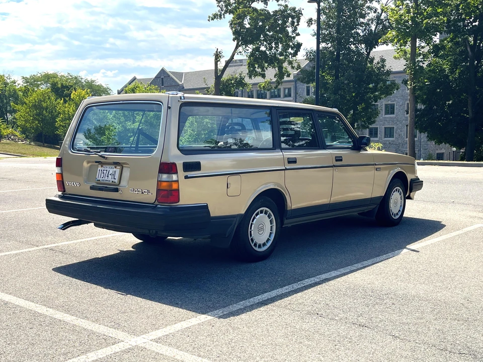 1988 Volvo 245 - Image 11 of 31