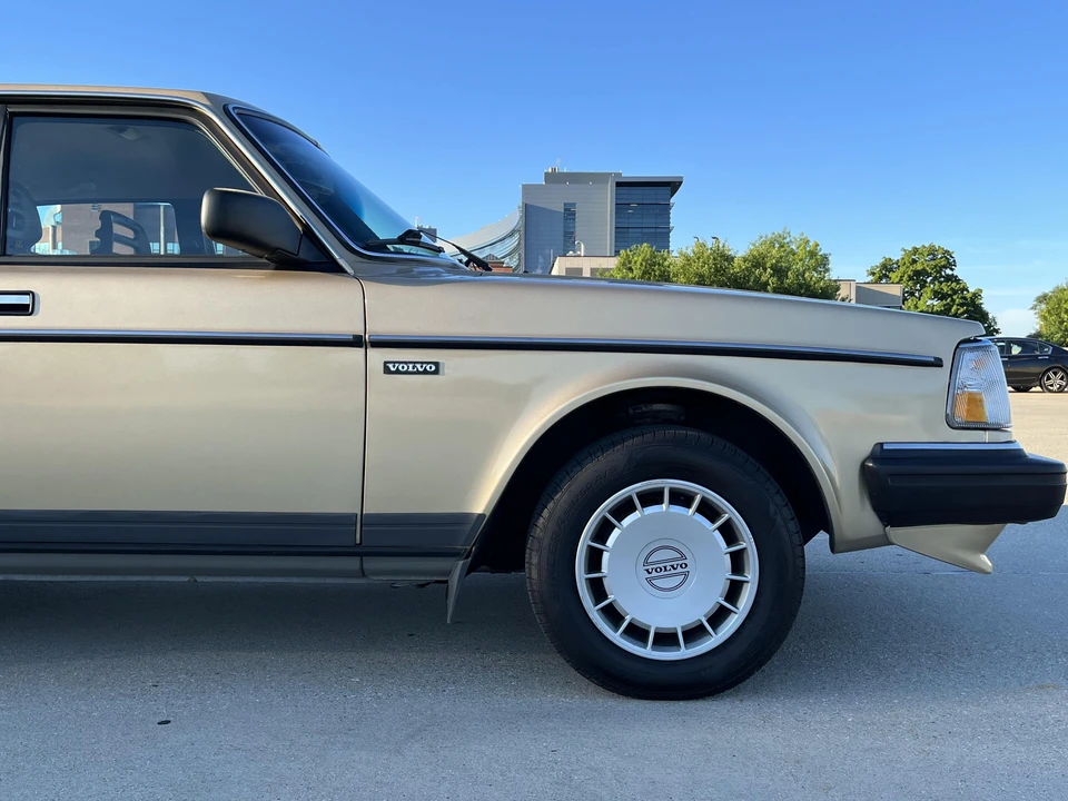 1988 Volvo 245 - Image 21 of 31