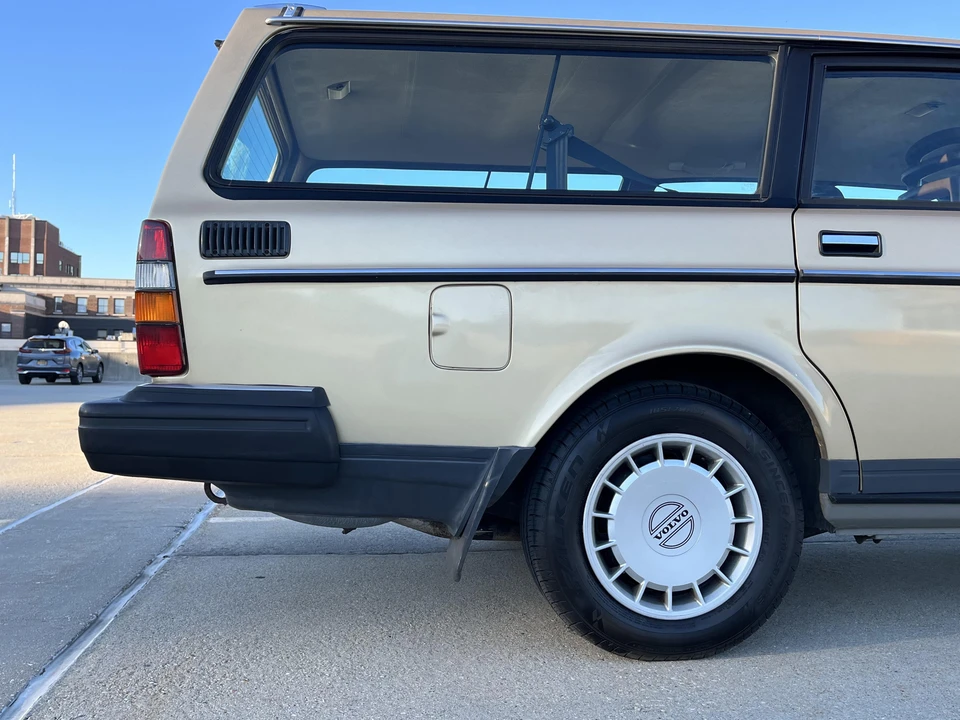 1988 Volvo 245 - Image 19 of 31