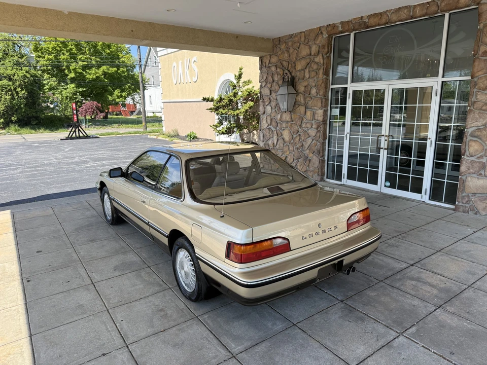 1989 Acura Legend 1st Gen - Image 9 of 31