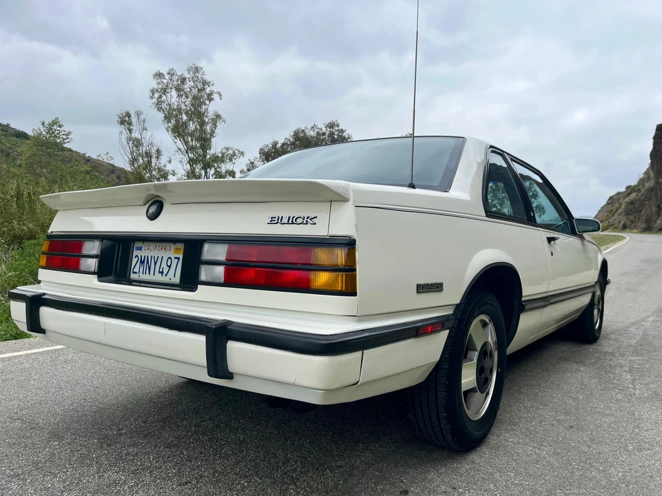 1989 Buick LeSabre - Image 22 of 31