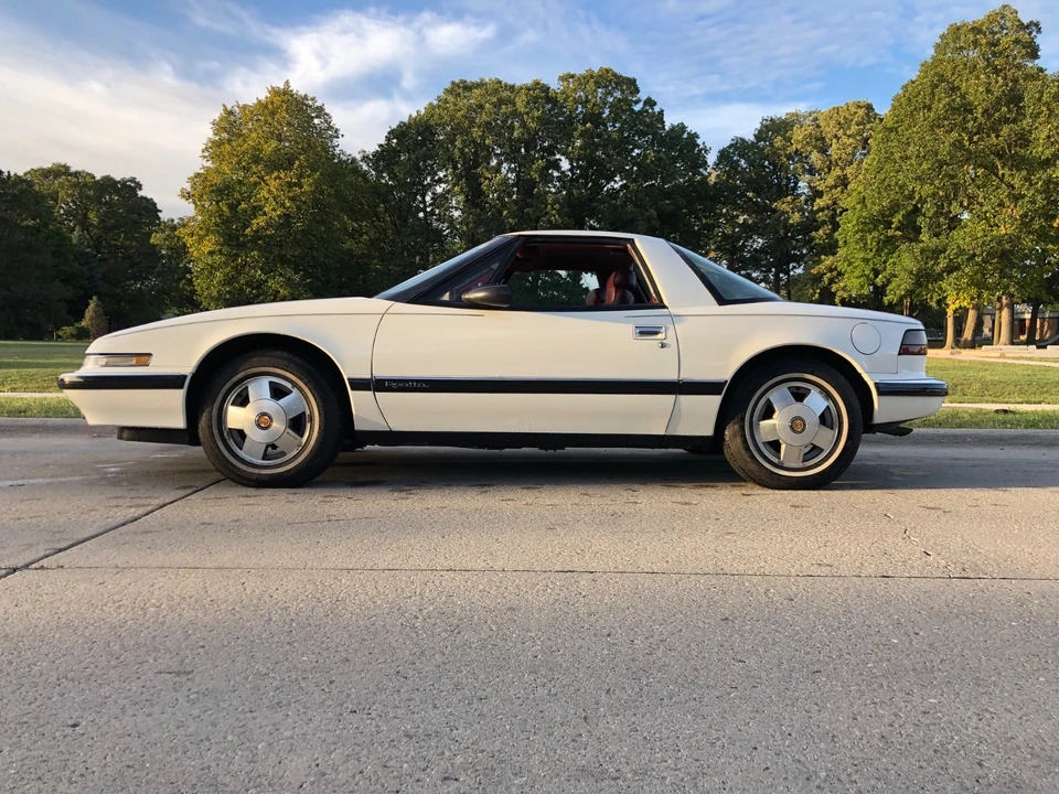 1989 Buick Reatta - Image 8 of 19