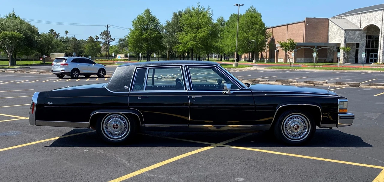 1989 Cadillac Brougham - Image 16 of 31