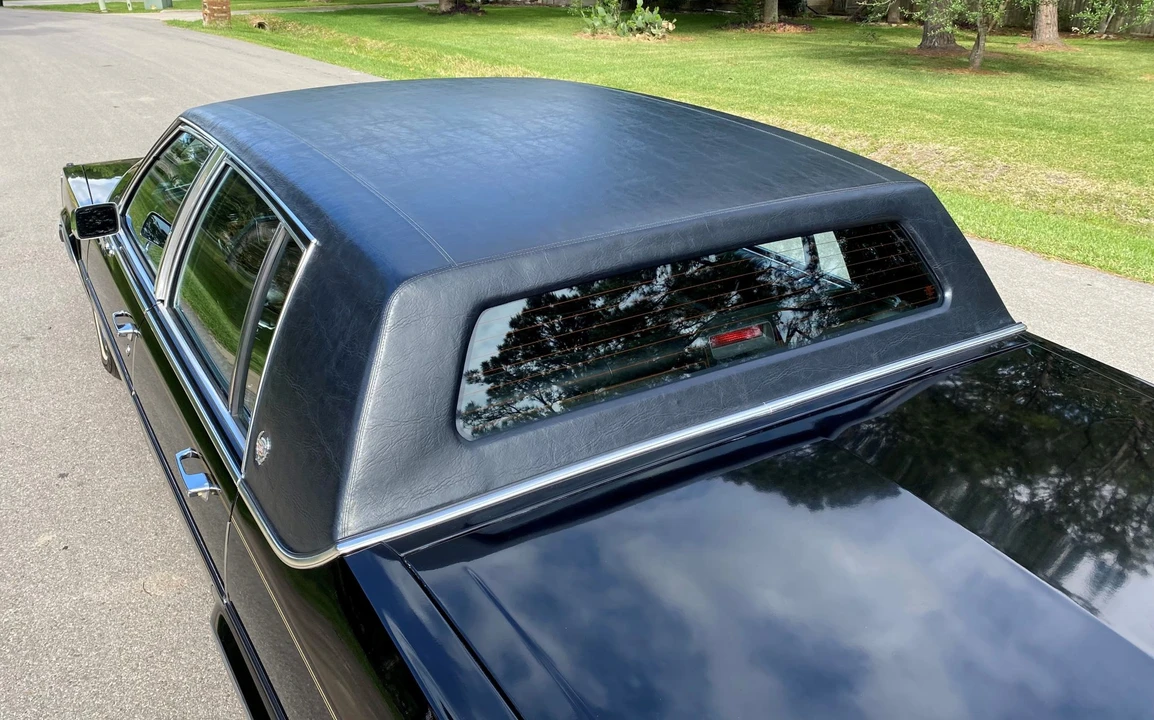 1989 Cadillac Brougham - Image 24 of 31