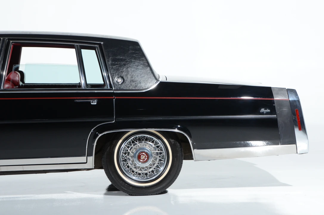 1989 Cadillac Brougham - Image 23 of 31