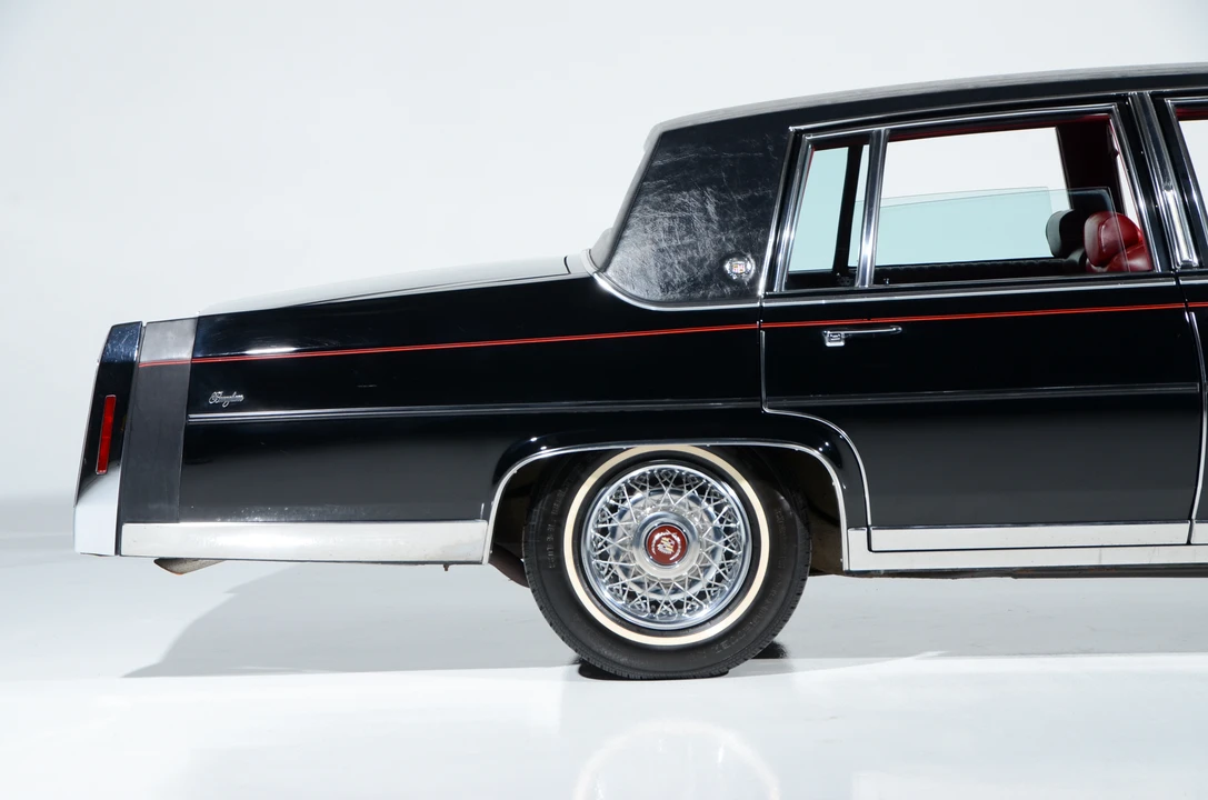 1989 Cadillac Brougham - Image 26 of 31