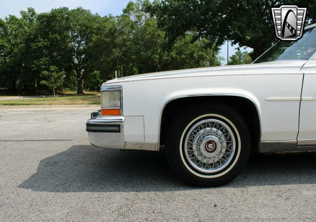 1989 Cadillac Brougham - Image 17 of 21