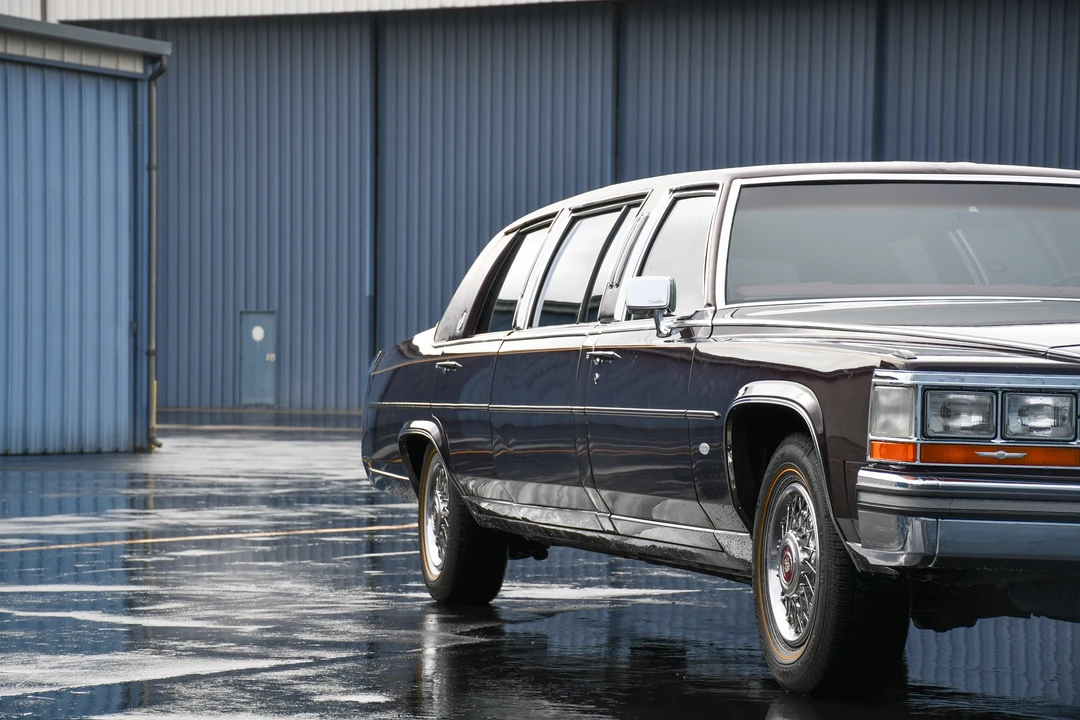 1989 Cadillac Brougham - Image 18 of 31