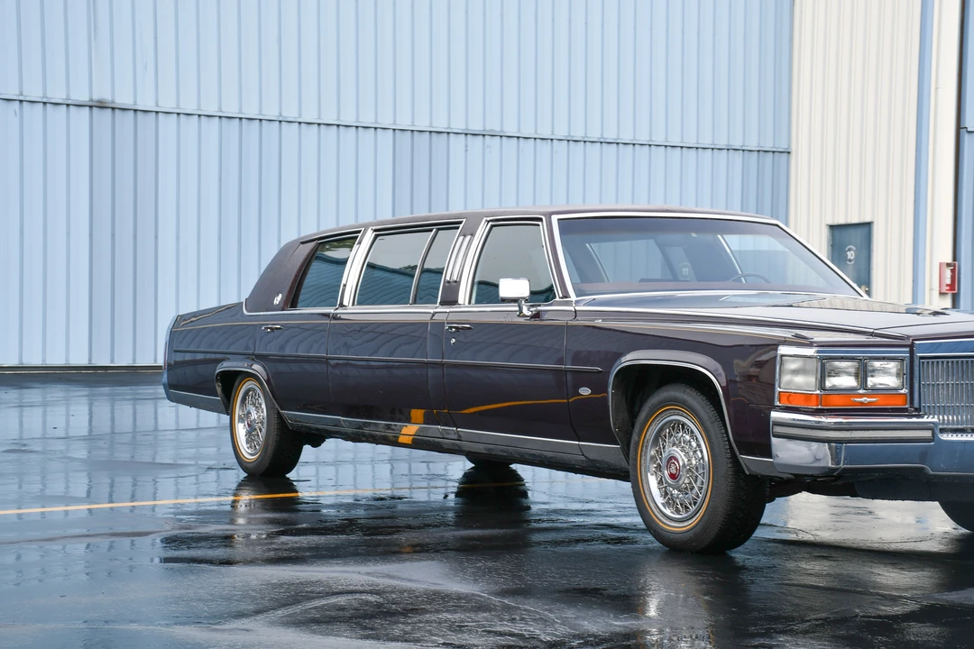 1989 Cadillac Brougham - Image 16 of 31