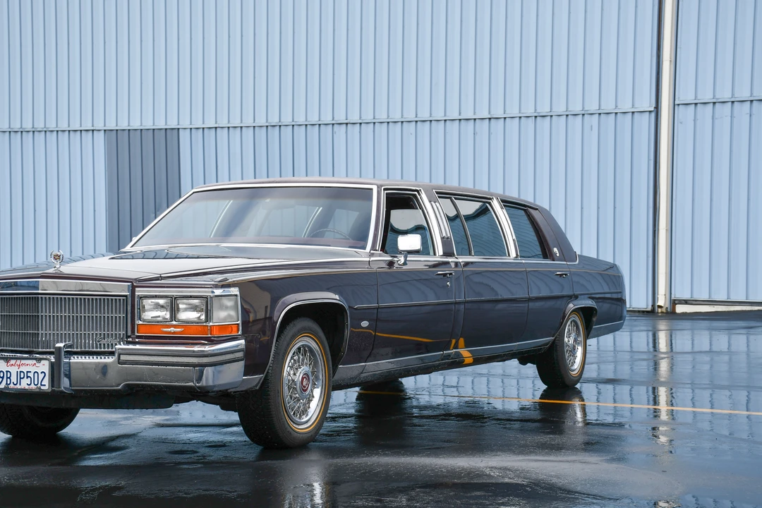 1989 Cadillac Brougham - Image 17 of 31