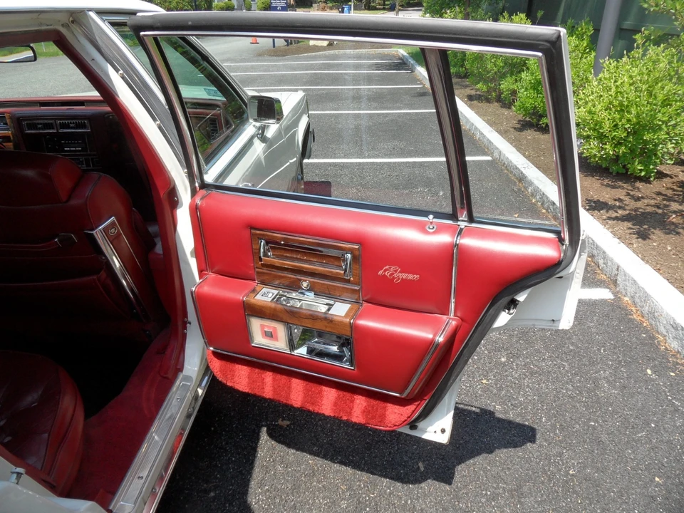 1989 Cadillac Brougham - Image 16 of 31