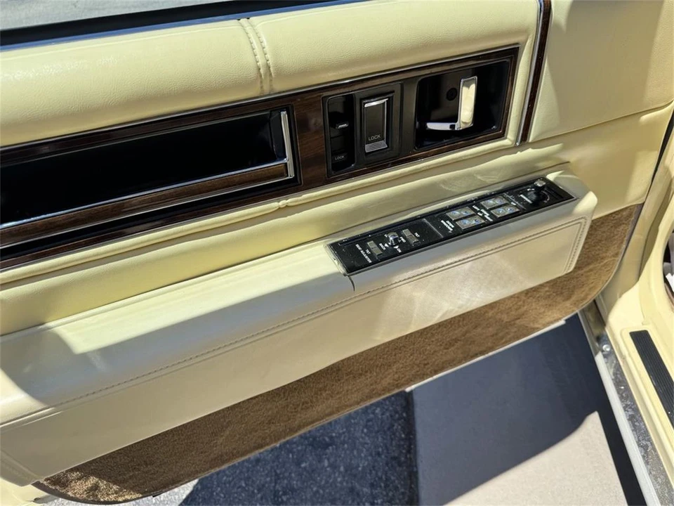 1989 Cadillac DeVille 6th Gen - Image 16 of 31